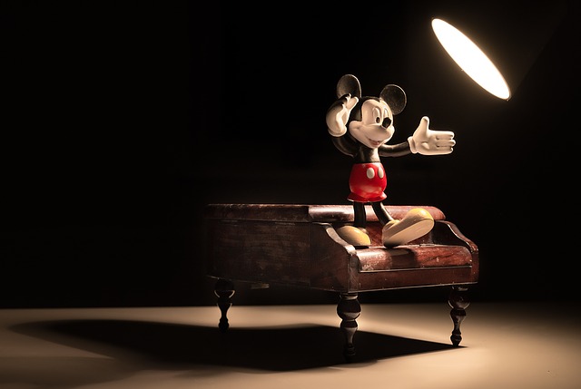 Mickey mouse na pianu