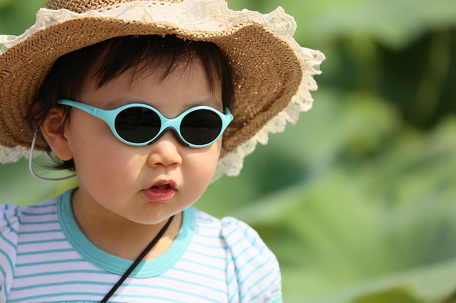 Dítě s kloboučkem a brýlemi