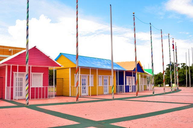 Kontajnerové domčeky rôznych farieb