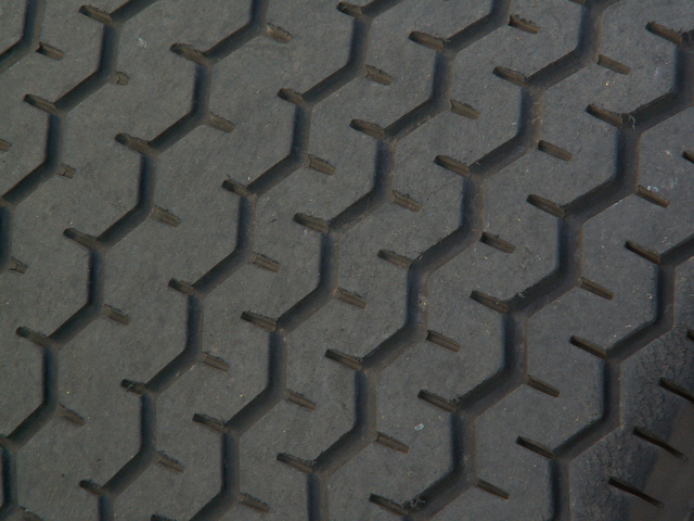 Detail na dezén pneumatiky.jpg